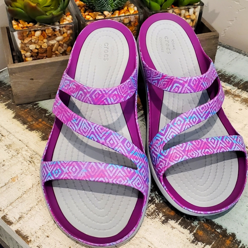 CROCS SANDALS. SIZE 7